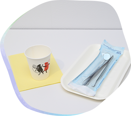 サーマルカメラとアルコール消毒液の写真